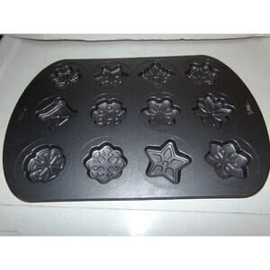 WILTON METAL NONSTICK COOKIE SHEET 12 PC. CHRISTMAS STARS SNOWFLAKES